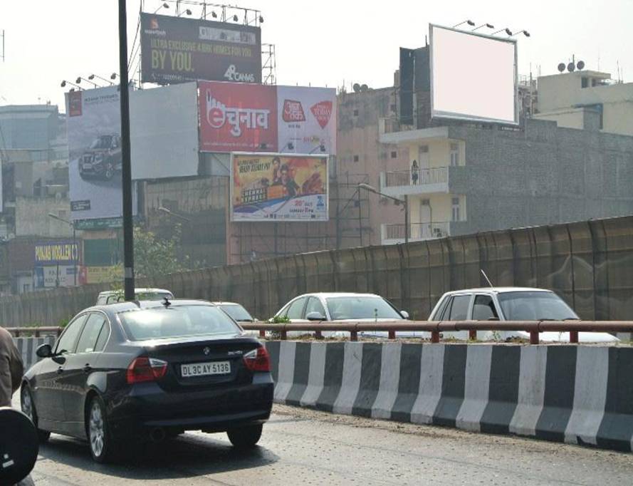 EMI Free Car Hoarding on Munirka Flyover New Delhi